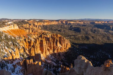 Bryce Canyon Ulusal Parkı 'nda kışın manzaralı bir manzara.
