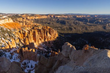Bryce Canyon Ulusal Parkı 'nda kışın manzaralı bir manzara.