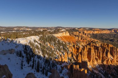 Bryce Canyon Ulusal Parkı 'nda kışın manzaralı bir manzara.