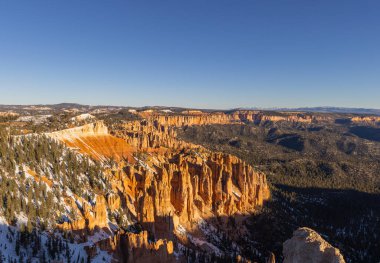 Bryce Canyon Ulusal Parkı 'nda kışın manzaralı bir manzara.