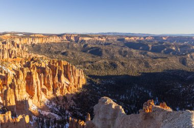 Bryce Canyon Ulusal Parkı 'nda kışın manzaralı bir manzara.