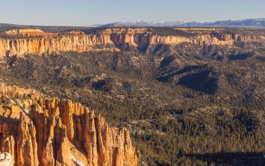 Bryce Canyon Ulusal Parkı 'nda kışın manzaralı bir manzara.