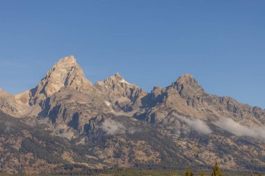 Grand Teton Ulusal Parkı Wyoming 'de sonbaharda manzaralı bir manzara.
