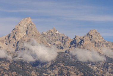 Grand Teton Ulusal Parkı Wyoming 'de sonbaharda manzaralı bir manzara.