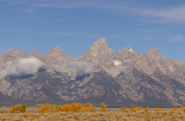 Grand Teton Ulusal Parkı Wyoming 'de sonbaharda manzaralı bir manzara.