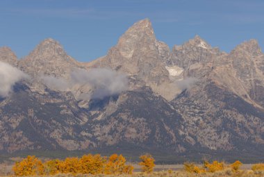 Grand Teton Ulusal Parkı Wyoming 'de sonbaharda manzaralı bir manzara.