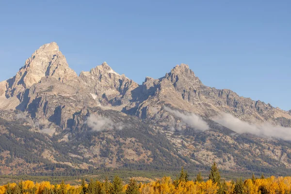 Grand Teton Ulusal Parkı Wyoming 'de sonbaharda manzaralı bir manzara.
