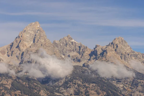 Grand Teton Ulusal Parkı Wyoming 'de sonbaharda manzaralı bir manzara.
