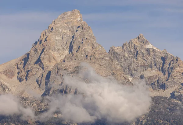 Grand Teton Ulusal Parkı Wyoming 'de sonbaharda manzaralı bir manzara.