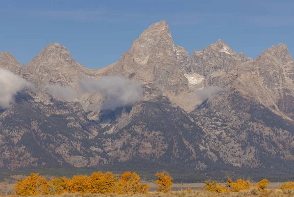 Grand Teton Ulusal Parkı Wyoming 'de sonbaharda manzaralı bir manzara.