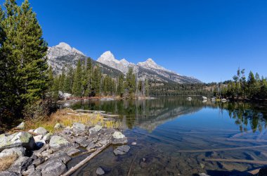 Tetonların sonbaharda Taggart Gölü 'ndeki manzarasının yansıması.