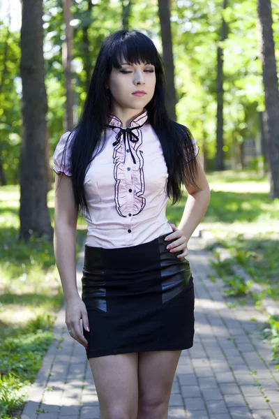 Young girl in park in the summer — Stock Photo, Image