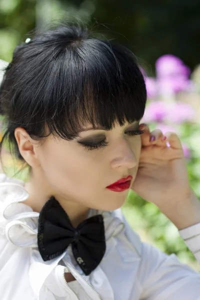 Portret van de jonge brunette in een gelijkspel — Stockfoto