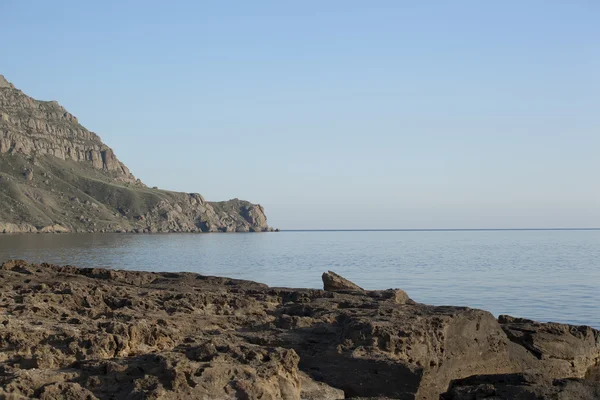 De kust met de hoge berg — Stockfoto