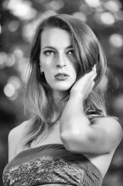 Siyah ve beyaz kadın