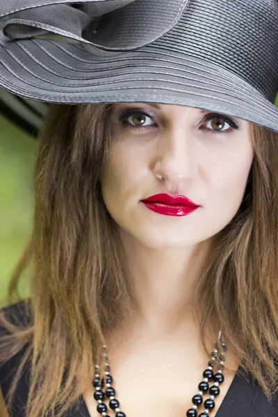 Ritratto della giovane donna in cappello — Foto Stock