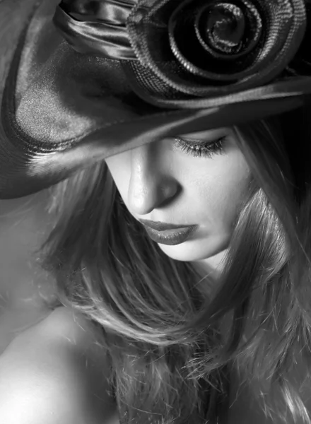 Porträtt av flickan i en hatt. svart och vitt — Stockfoto