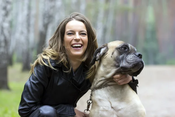 bir köpek ile gülümseyen kız