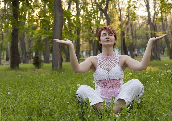 La mujer medita en el parque —  Fotos de Stock