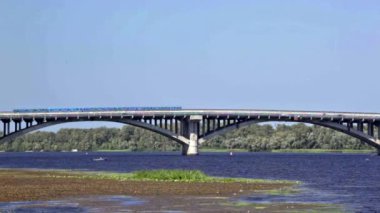 yeraltı tren Köprüsü aracılığıyla rive devam ediyor.