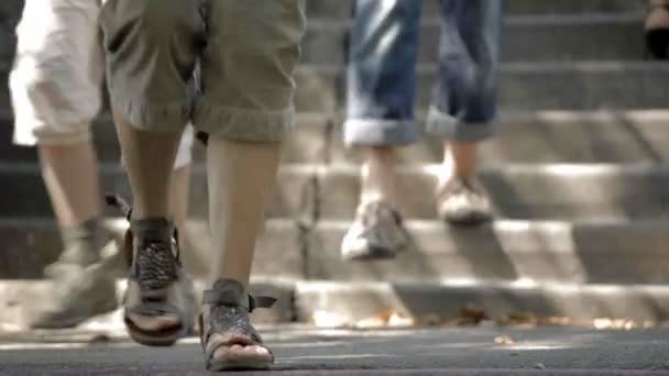 Los pies de la gente suben a la escalera — Vídeo de stock