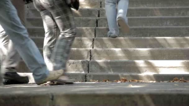 Ноги людей поднимаются по лестнице — стоковое видео