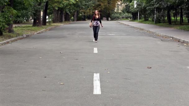 Das junge Mädchen geht auf die Straße und jubelt — Stockvideo