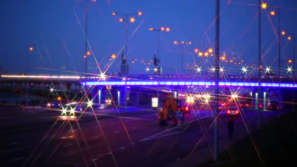 Яркие огни автомобилей и фонарей на автостраде возле — стоковое видео