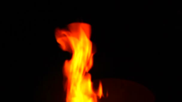 Snelle tongen van vlam bij nacht — Stockvideo