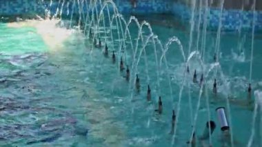 büyük ölçüde çeşmeden su akışları