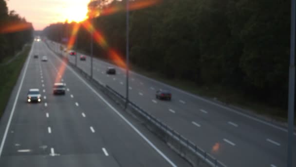 Autostrada z samochodów i włączone reflektory w godzinach wieczornych — Wideo stockowe