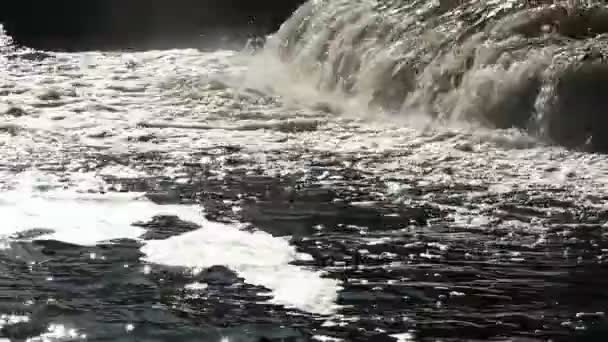 Плотина с текущей водой — стоковое видео