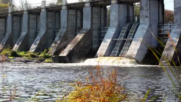 Плотина с текущей водой — стоковое видео