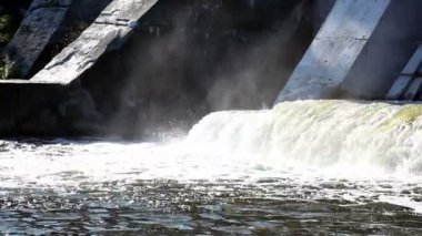 bir baraj ile düşme ve su toz parçası
