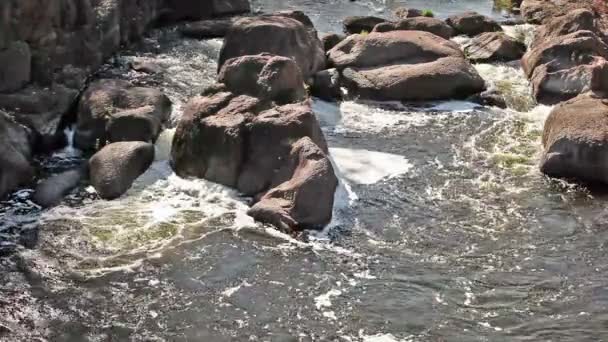 Řeka s velkými balvany. hluk vody. — Stock video