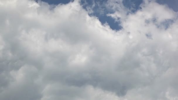 Nuvens no céu. Desfasamento temporal — Vídeo de Stock