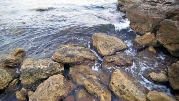 Rocher avec les grosses pierres dans la mer — Video