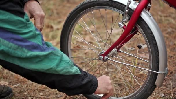 Ręce człowieka pompa koła rowerowego — Wideo stockowe