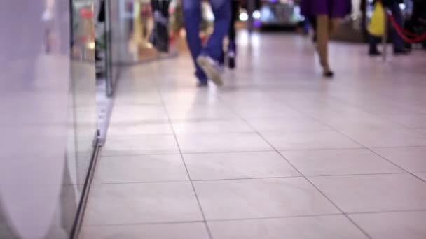 Супермаркет и ступни людей в деградации — стоковое видео