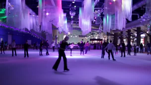 Pista de patinaje en invierno, luz violeta. Cronograma — Vídeos de Stock