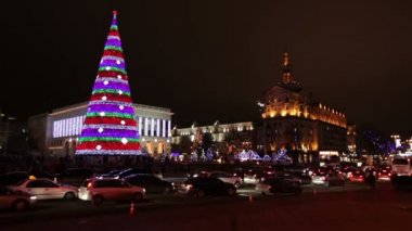 arabalar ve Noel kürk-ağaç night.timelapse, yol