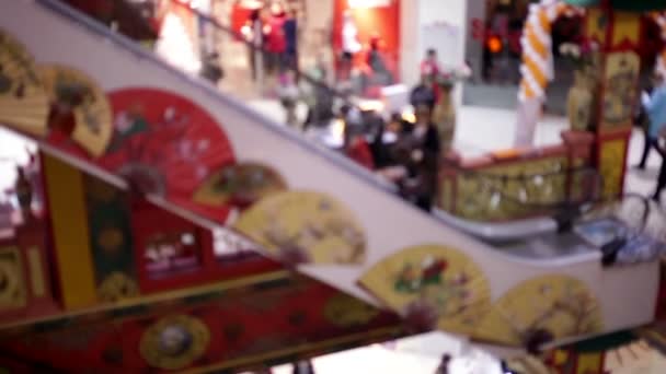 Silhouette di persone sulla scala mobile nel centro commerciale — Video Stock