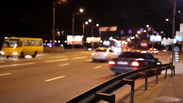 夜の街の道路。タイムラプス — ストック動画