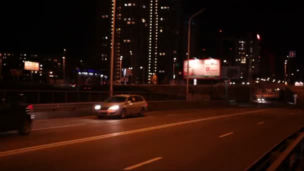 Strada di una città di notte. Timelapse — Video Stock