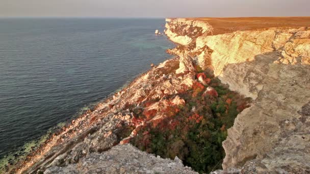 La mer et la montagne brillaient avec le coucher du soleil 
