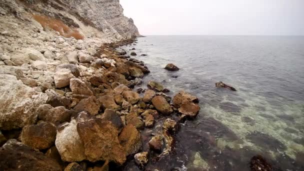 Costa do mar pitoresca com pedras . — Vídeo de Stock