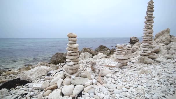 Dwie piramidy, z płaskich kamieni, w pobliżu morza — Wideo stockowe