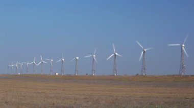 Rüzgar türbinleri alanlarında çalışan bir dizi