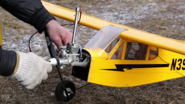 Model of plane with the turning screw — Stock Video