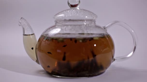 Glass teapot with a tea leaf — Stock Video